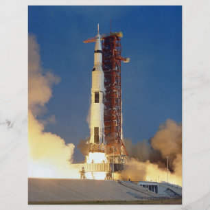 Die Erde bebt, während die Saturn V zum Mond aufst