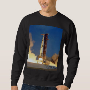 Die Erde bebt, während die Saturn V zum Mond aufst Sweatshirt