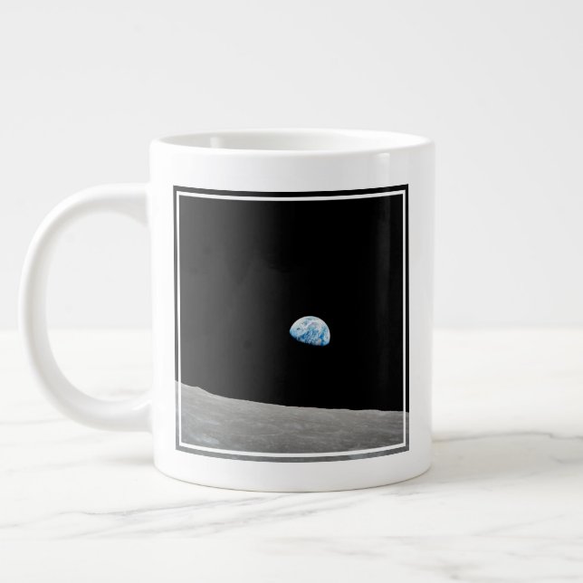 Die Erde erhebt sich über dem Mondlicht. Jumbo-Tasse (Links)