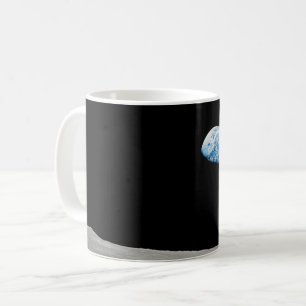 Die Erde erhebt sich über dem Mondlicht. Kaffeetasse