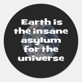 Die Erde ist das verrückte Asyl für das Universum Runder Aufkleber