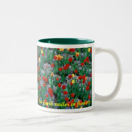 Die Erde lächelt in den Blumen - grünen Sie durch Zweifarbige Tasse