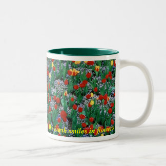 Die Erde lächelt in den Blumen - grünen Sie durch Zweifarbige Tasse
