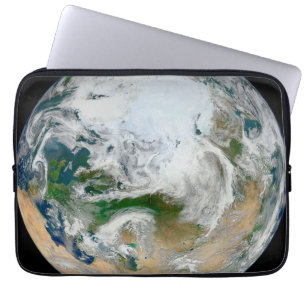 Die Erde mit der Arktis, Europa und Asien. Laptopschutzhülle