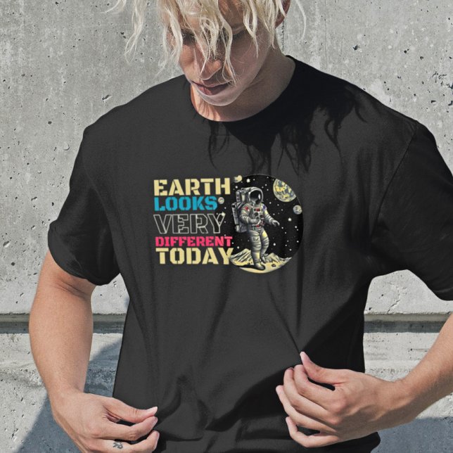 Die Erde sieht heute anders aus - Retro-Astronaut T-Shirt (Von Creator hochgeladen)