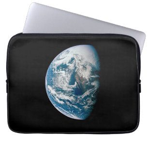 Die Erde wurde aus dem Apollo 13 Raumfahrzeug geno Laptopschutzhülle