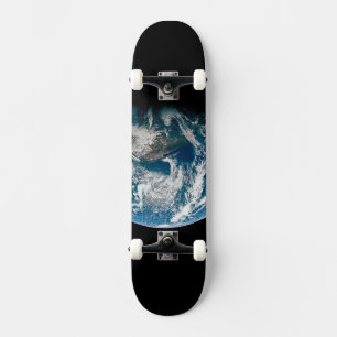 Die Erde wurde aus dem Apollo 13 Raumfahrzeug geno Skateboard