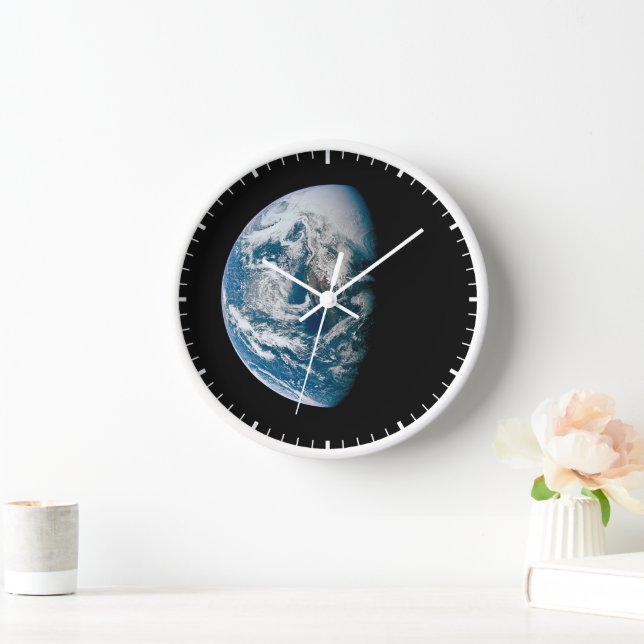 Die Erde wurde aus dem Apollo 13 Raumfahrzeug geno Uhr (Zuhause)