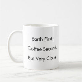 Die Erde zuerst. Kaffee Zweitens. (Aber sehr Nah) Kaffeetasse