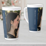 Die erste Tasse des personalisierten Paares zu Wei<br><div class="desc">Feiern Sie Ihre erste Weihnachtsfeier als Paar mit der ersten Tasse dieses Personalisierten Paares. Diese festliche Tasse präsentiert sich in einem ansprechenden Design und präsentiert Ihre Namen in einem eleganten Sans-Serif-Schriftart auf einem zauberhaften blauen Banner, begleitet von Ihrem besonderen Datum. Auf der anderen Seite bietet sich Platz für ein gepflegtes...</div>