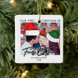 Die erste Weihnachtsfamilie des Kindes mit drei Ge Keramikornament