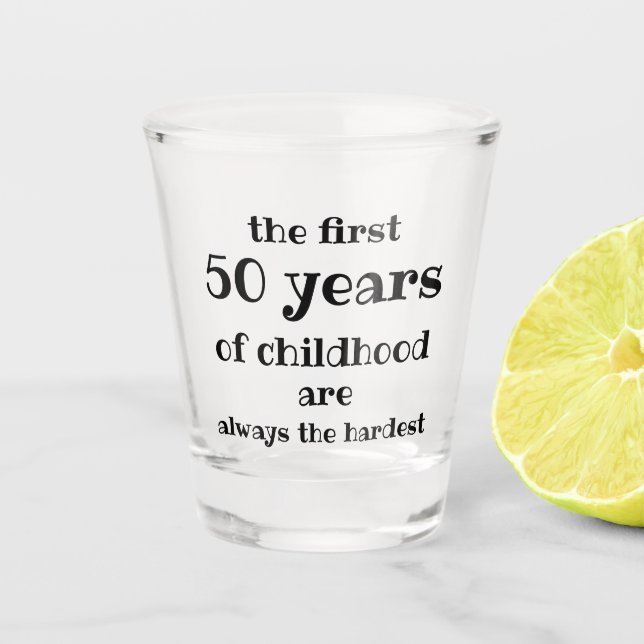 Die ersten 50 Jahre der Kindheit sind die schwerst Schnapsglas (Vorderseite)