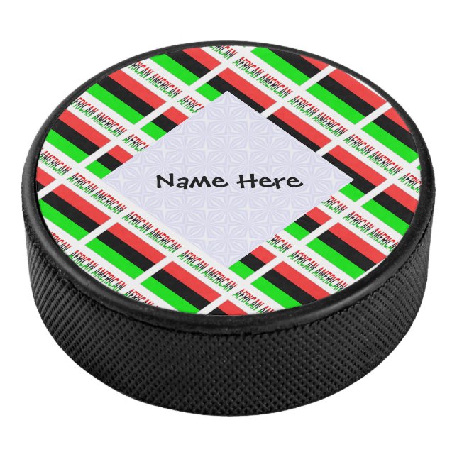 Die Fahne der Afrikanerin Amerikanische Diaspora i Eishockey Puck (3/4)