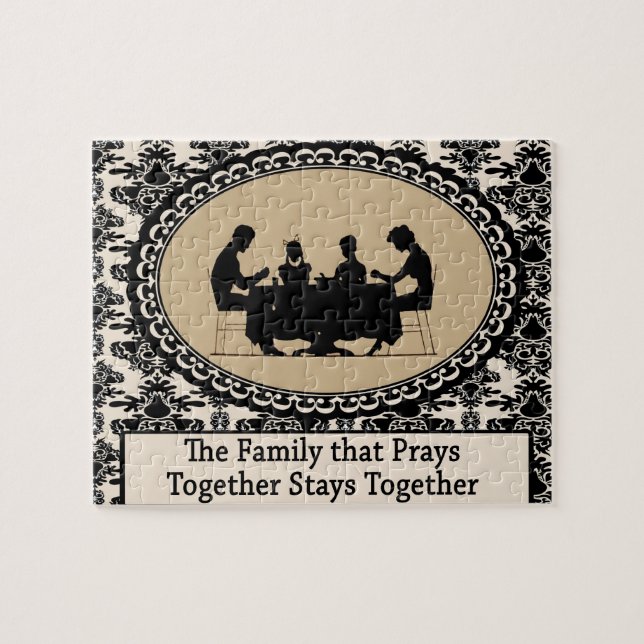 Die Familie, die zusammen Puzzlespiel betet (Horizontal)