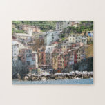 Die Farbe der italienischen Riviera Cinque Terra<br><div class="desc">Cinque Terra in der italienischen Riveria — Als Touristenzentrum profitiert die italienische Riviera von über 300 Sonnentagen pro Jahr und ist bekannt für ihre Strände, farbenfroh bemalte Städte, natürliche Umgebung, Essen, Klettern und landschaftliche Aussichten auf jahrhundertealte Bauernhäuser und Hütten. Dieses Puzzle Design wurde für den Liebhaber Italiens, der italienischen Küste,...</div>