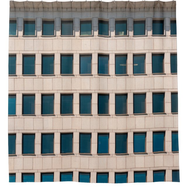 Die Fassade des modernen Gebäude mit rechteckigem Duschvorhang (Vorderseite)