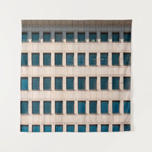 Die Fassade des modernen Gebäude mit rechteckigem Wandteppich