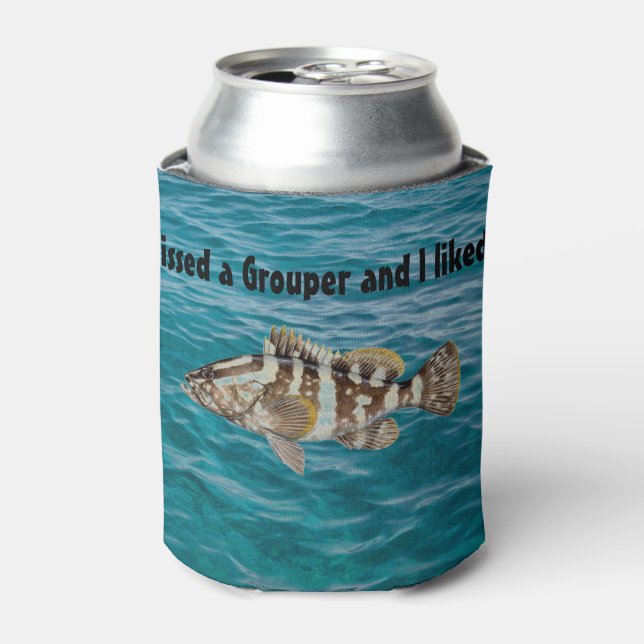 Die Fischdekoration des Grouper ist ein Geschenk f Dosenkühler (Kanne Vorderseite)