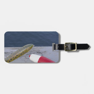 die Fischerei lockt am roten weißen Blau des Sees… Gepäckanhänger