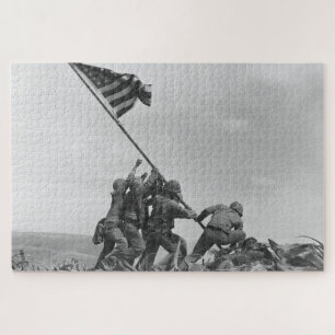 Die Flagge auf Iwo Jima hissen