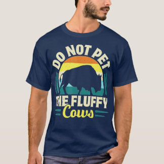 Die flauschigen Kühe, die sich im sonnigen Bison-G T-Shirt