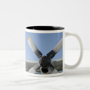 Die Flügel eines LC-130 Herkules Zweifarbige Tasse