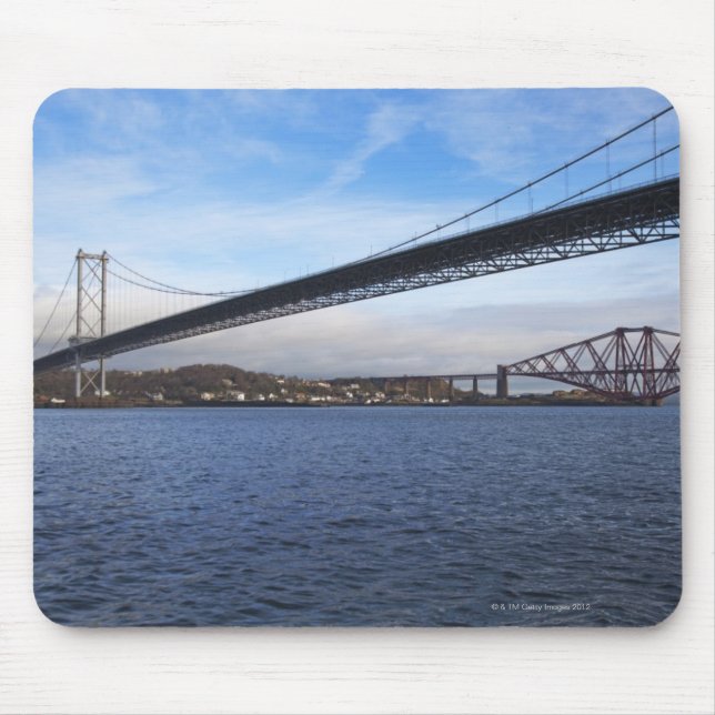 Die Forth Road Bridge im Vordergrund ist eine Aufh Mousepad (Vorne)