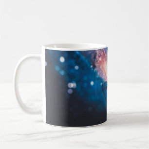 DIE FRAU BEDECKT IHR GESICHT MIT GALA IN RECHTER H KAFFEETASSE