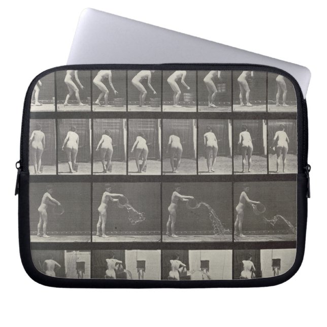 Die Frau, die einen Eimer Wasser wirft, überziehen Laptopschutzhülle (Vorderseite)