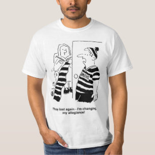 Die Frau knetet einen Scarf für den Fußballfan. Fu T-Shirt