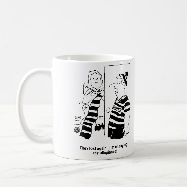 Die Frau knetet einen Scarf für den Fußballfan Kaffeetasse (Links)
