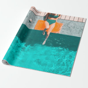 Die Frau liegt morgens neben dem Pool Geschenkpapier