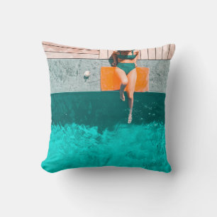 Die Frau liegt morgens neben dem Pool Kissen