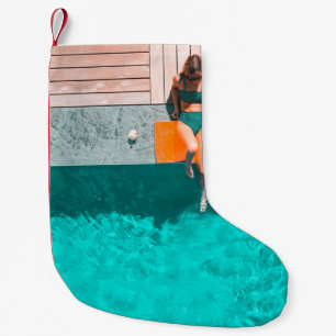 Die Frau liegt morgens neben dem Pool Kleiner Weihnachtsstrumpf