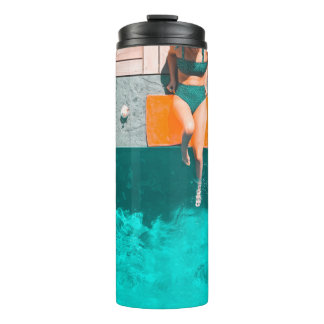 Die Frau liegt morgens neben dem Pool Thermosbecher