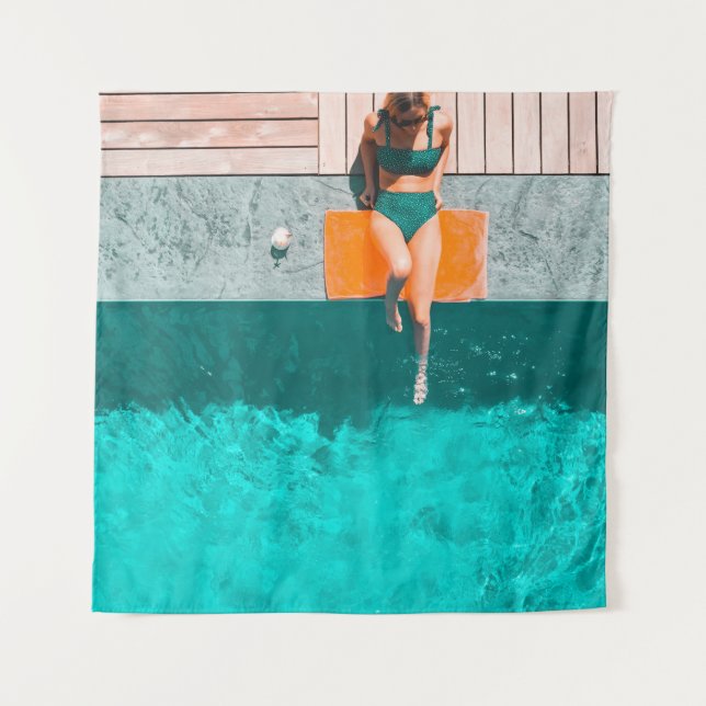 Die Frau liegt morgens neben dem Pool Wandteppich (Vorderseite)