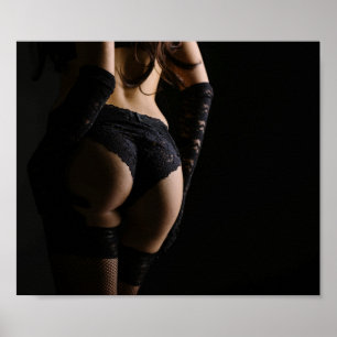 Die Frau posiert von hinten in schwarz lackierter Poster