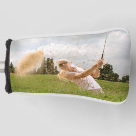 Die Frau schwingt einen Golfclub Putter Golf Head Golf Headcover