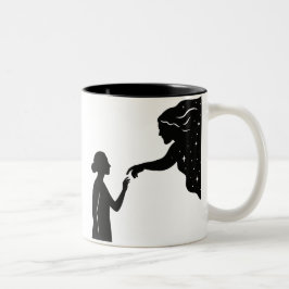 Die Frau verbindet sich mit Gott und dem Universum Zweifarbige Tasse