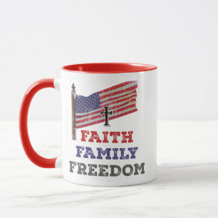 Die Freiheit der Familie überqueren mit der Flagge Tasse