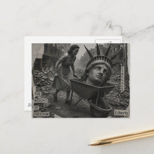 Die Freiheitsstatue in der Schubkarre B&W Collage Postkarte