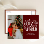 Die Freude am World Red Calligraphy Foto Modern Feiertagspostkarte<br><div class="desc">Freuen Sie sich auf die World Red Calligraphy Foto Modern Holiday Postcard. Mit dieser festlichen und modernen Urlaubskarte senden Sie Ihren Lieben eine Urlaubskarte. Alle Texte sind so vorbereitet,  dass Sie sie einfach und schnell mit Ihren eigenen Details personalisieren können. Gute Ferien!</div>