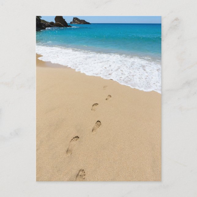 Die Fußstapfen des Sandstrandes führen zum blauen  Postkarte (Vorderseite)