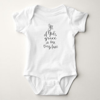 Die ganze Anmut des Gottes in einem kleinen Baby Strampler