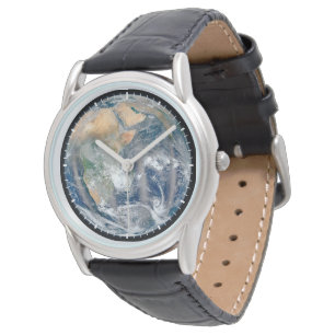 Die ganze Erde, die die östliche Hemisphäre zeigt. Armbanduhr