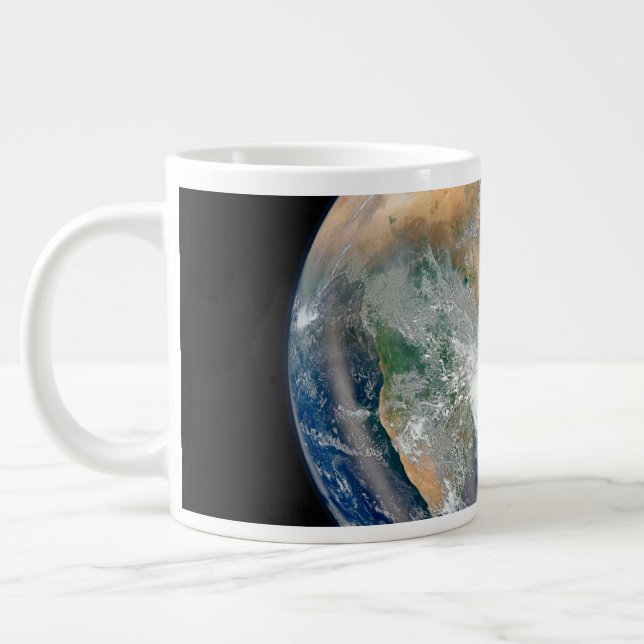 Die ganze Erde, die die östliche Hemisphäre zeigt. Jumbo-Tasse (Links)