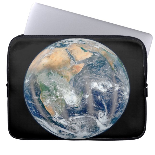 Die ganze Erde, die die östliche Hemisphäre zeigt. Laptopschutzhülle (Vorderseite)