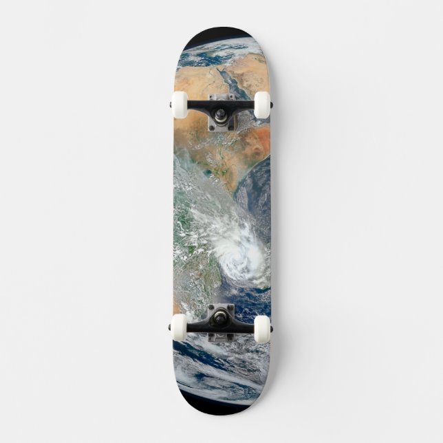 Die ganze Erde, die die östliche Hemisphäre zeigt. Skateboard (Vorderseite)
