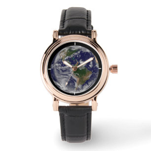 Die ganze Erde mit tropischen Stürmen im Atlantik Armbanduhr