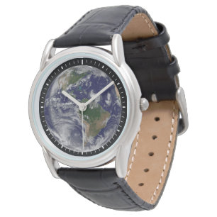 Die ganze Erde mit tropischen Stürmen im Atlantik Armbanduhr